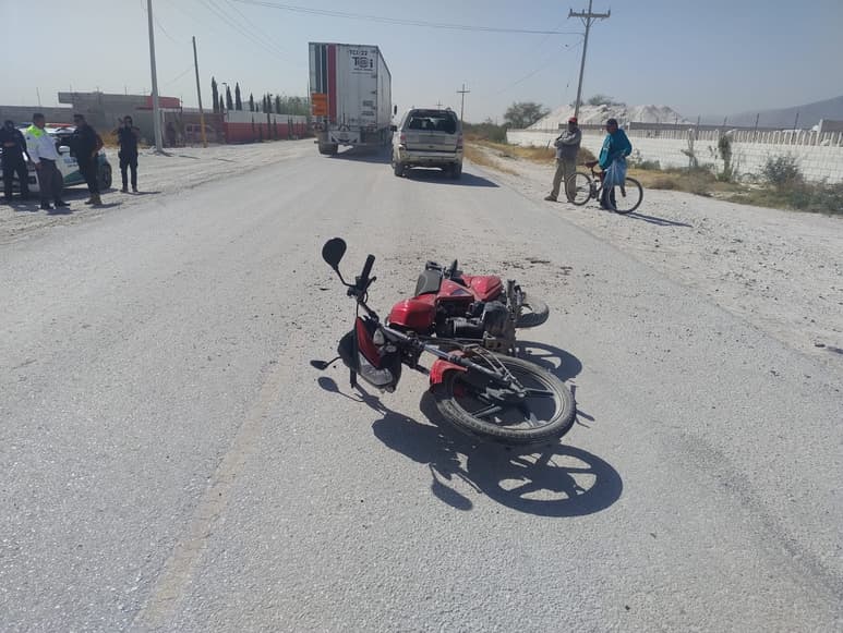 Menor de edad se impacta contra parte trasera de camioneta en Gómez Palacio