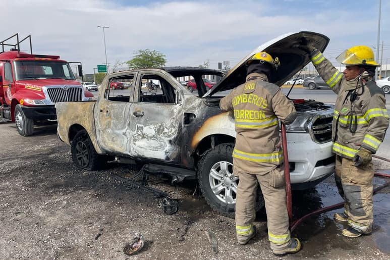 Incendio consume camioneta en el Periférico de Torreón