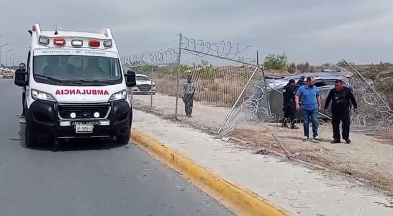 Joven derriba malla del Aeropuerto tras volcar en su auto en Ramos Arizpe