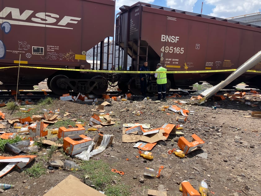 Tráiler cargado con jugos es impactado por el tren en Gómez Palacio