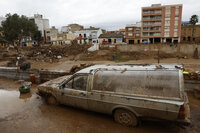 MA06. MÁLAGA, 13/11/2024.- Una mujer hace fotos con el agua hasta las rodillas en Málaga donde las fuertes trombas de agua y granizo que se registran este miércoles han causado inundaciones y la acumulación de grandes balsas en algunas de las principales avenidas de todos los distritos de la ciudad.EFE/María Alonso