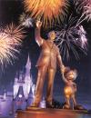 Una estatua de bronce de Walt Disney con Mickey se encuentra cerca del castillo de La Cenicienta. El tributo a este dúo recuerda a los visitantes: “Todo comenzó con un ratón’’.