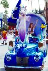 Esferas gigantes muestran a los personajes de Disney durante el desfile “Comparte un sueño hecho realidad’’; al fondo se aprecia el castillo de La Cenicienta.