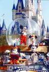 Esferas gigantes muestran a los personajes de Disney durante el desfile “Comparte un sueño hecho realidad’’; al fondo se aprecia el castillo de La Cenicienta.