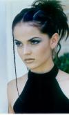 Representará a México en Miss Universo 2003, donde  tendrá que demostrar que no sólo posee belleza sino inteligencia.