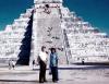José Luis Rosales y su hija Griselda Rosales en las Pirámides de Chichen Itzá en Mérida Yucatán.