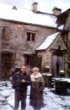 Carlos Castro y María Antonieta  de Castro captados frente a un chalet en la fría ciudad de Escocia