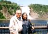 Alejandro Ramos y Francisca de Ramos, en las cataratas del Niágara de Canadá.