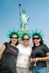 Alba Olague, Rocío de la Rosa y Rosa María Macías frente a la estatua de la Libertad, en Nueva York..