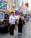 Las hermanas Carmen y Alicia González Reyes, en un paseo por una de las famosas avenidas de la ciudad de Nueva York.