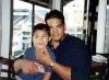 Miguel Antuna y su hijo Miguel Antuna Jr. captados en el estadio de Los Rangers de Texas, en Arlington, Texas.