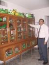 Carlos García Carrillo muestra dos ranas de tela, una de ellas fue obsequio de sus empleados.