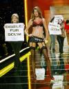La supermodelol Naomi Campbell se arregla el cabello antes del salir al show