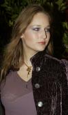 La actriz  Leelee Sobieski saluda al público al llegar a la premier de Harry Potter acompañada de su mamá Carol y su hermano Roby