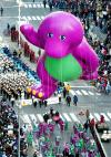 Un vendedor de juguetes y globos con figuras de personajes de dibujos animados, aprovecha el desfile del 'Día de dar gracias'