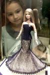 Una pequeña niña admira la muñeca Barbie engalanada con 4.43 quilates de diamante en Bangkok. Esta muñeca cuesta alrededor de $9,500 dólares y es uno de los artículos en venta para recaudar dinero para los niños pobres.