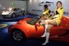 Visitantes echan un vistazo al carro chino llamado “princesita” durante una exhibición de autos en Shangai