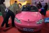 Visitantes echan un vistazo al carro chino llamado “princesita” durante una exhibición de autos en Shangai