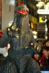 El monstruo japonés GODZILLA se muestra fuera de las tiendeas de Tokyo durante una campaña de promoción para la nueva película de GODZILLA llamada 'Godzilla contra Mechagodzilla' que se estrenó en los teatros japoneses el 14 de diciembre