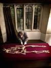 El Dr Simon Mays especialista en esqueletos antigüos examina un esqueleto de 2,300 años de antiguedad encontrado en Roma. Hasta ahora sólo se sabe que el hombre murió de tuberculosis
