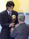 El Presidente de la FIFA, Blatter, entregó a Ronaldo el trofeo que lo distingue como el mejor jugador del mundo por la FIFA 2002