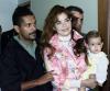 19/12/2002
Fans de la 'Trevi' le demostraron su cariño con prendas de vestir con  fotos plasmadas de su hijo Ángel Gabriel.