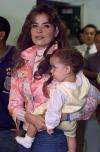 19/12/2002
Fans brasileñas de la cantante la despidieron demostrándole su apoyo por medio de letreros alusivos