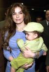 21/12/2002 Se despide de Brasil
Trevi y su hijo Angel Gabriel, de 10 meses, abordaron el vuelo 0876 de la empresa brasileña Varig, acompañados por Ana Corso, de la Comisión de Derechos Humanos de la Cámara de Diputados de Brasil, designada por el gobierno brasileño. La cantante saludó sonriendo a decenas de periodistas que tomaban fotos.