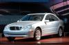 Bob Lutz, Director de la GM de Norteamerica presenta el nuevoPontiac Gto 2004  en Los Ángeles. El vehículo cuenta con 340 caballos de fuerza, 5.7 litros, motor v-8 de aluminio, y ofrece  la opción de manejarlo estándar con 6 velocidades ó automático con 4 velocidades.