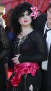 En el tercer puesto de la lista, aparece la cantante colombiana Shakira, a quien Mr. Blackwell describió como 'sobrecargada de ornamentos y poco vestida (...) alguien debería decirle que esas son probablemente ropas viejas de Madonna