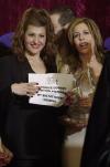 El elenco de la película 'My Big Fat Greek Wedding' con los productores Tom Hanks (izq.) y Rita Wilson, (al centro con la estatuilla) y el director Joel Zwick (der.) muestran el premio que ganaron por la mejor comedia.