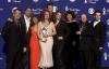 Nia Vardalos, escritora y protagonista de la película 'My Big Fat Greek Wedding,' posa junto a John Corbett, quien también participo en el filme,  después de recibir el premio a la mejor comedia en la entrega de premios “People Choice”.