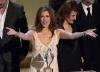 Rita Wilson luce feliz al recibir el premio a la mejor comedia.