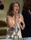 Rita Wilson agradece al público el premio a la mejor comedia.