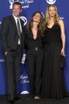 Los actores Matthew Perry, Jennifer Aniston y Lisa Kudrow, quienes protagonizan la serie de televisión “Friends” posan juntos después de recibir el premio a la mejor serie cómica de televisión.