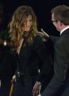 La actriz Jennifer Aniston captada con su premio a la mejor actuación femenina.
