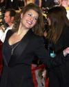La actriz Jennifer Aniston captada con su premio a la mejor actuación femenina.