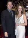 La actriz Nia Vardalos, protagonista de la película 'My Big Fat Greek Wedding,' muestra sus aretes de diamantes en su llegada a la 29 entrega de los premios “People Choice”.