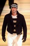 El desfile de Armani cerró hoy la pasarela milanesa para la moda masculina otoño-invierno y las chaquetas fueron el elemento más destacado en la colección, con la idea básica de modificar el diseño que durante décadas ha tenido esa prenda.