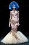 Más clásicas, pero no menos fulgurantes, fueron las visiones orientales presentadas estos días en París de la mano de un puñado de grandes modistos libaneses, como Georges Hobeika, Georges Chakra, Robert Abi Nader o Zuhair Murad, artistas todos ellos muy conocidos en los países Arabes, pero ansiosos por consolidar el cotizado reconocimiento francés.
Diseño del modista: Julian McDonald