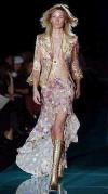 Elie Saab, modisto favorito de la reina Rania de Jordania y también célebre autor del vestido de tul chocolate que lucía Halle Berry cuando recogió el último Oscar a la mejor actriz, inundó su pasarela de 'glamour' con sedas, muselinas y bordados multicolores, siempre siguiendo muy de cerca el cuerpo femenino.
Diseño del modista:  Elie Saab