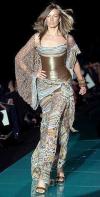 Elie Saab, modisto favorito de la reina Rania de Jordania y también célebre autor del vestido de tul chocolate que lucía Halle Berry cuando recogió el último Oscar a la mejor actriz, inundó su pasarela de 'glamour' con sedas, muselinas y bordados multicolores, siempre siguiendo muy de cerca el cuerpo femenino.
Diseño del modista:  Elie Saab