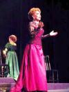 El escenario del teatro Isauro Martínez recobró su magia habitual. Sillas, candelabros y retratos de algunas primeras damas del país enmarcaron la actuación de Jacqueline Andere, Sylvia Pasquel, María Sorté, Macaria y Blanca Sánchez durante las dos funciones de la puesta en escena La Suerte de la Consorte.