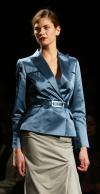 La Semana de la Moda en Nueva York baja hoy el telón, después de que casi un centenar de diseñadores presentaran sus colecciones para otoño-invierno, la mayoría inspiradas en la estética de las décadas de los años 50 y 60.
Diseño de Oscar de la Renta,.