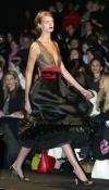 'La moda que propongo para el próximo otoño es muy femenina y seductora', explicó.

Aunque la piel tuvo una escasa presencia en sus diseños, fue el elemento más cotidiano, pero no por ello menos sofisticado.
Diseño de Carolina Herrera