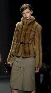 Asimismo, presentó trajes de noche inspirados en la sensualidad y el drama de los vestidos de cóctel neoyorquinos, así como se pudieron ver ciertas influencias de la moda europea de mitades del siglo pasado.
Diseño de Carolina Herrera