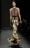 Todo un icono del estilo, Herrera sigue combinando la sofisticación con lo moderno en una colección donde las prendas que presentó, muestran una continuación con su anterior trabajo.
Diseño de Carolina Herrera