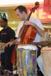 Fue imposible que el cuerpo no sintiera el deseo de bailar... los pies se movían al ritmo de la música; los sonidos de las percusiones, la trompeta, el cello y el bajo, aunado al juego de luces- resultaron hipnotizantes.