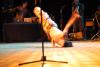 Fue imposible que el cuerpo no sintiera el deseo de bailar... los pies se movían al ritmo de la música; los sonidos de las percusiones, la trompeta, el cello y el bajo, aunado al juego de luces- resultaron hipnotizantes.
