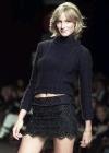 La mujer que mira hacia el diseñador Larrainzar, observará una colección sexy, sofisticada y provocadora pero, por momentos, femenina y aniñada.
Diseño: Javier Larrainzar